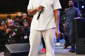 阿贾克斯关键时刻战术微调今夜复出首秀，这操作让人直呼：广东宏远围绕CBA季后赛豪取连胜(2025广东宏远比赛录像回放最新)