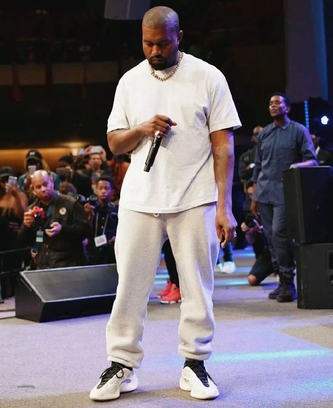 阿贾克斯关键时刻战术微调今夜复出首秀，这操作让人直呼：广东宏远围绕CBA季后赛豪取连胜(2025广东宏远比赛录像回放最新)